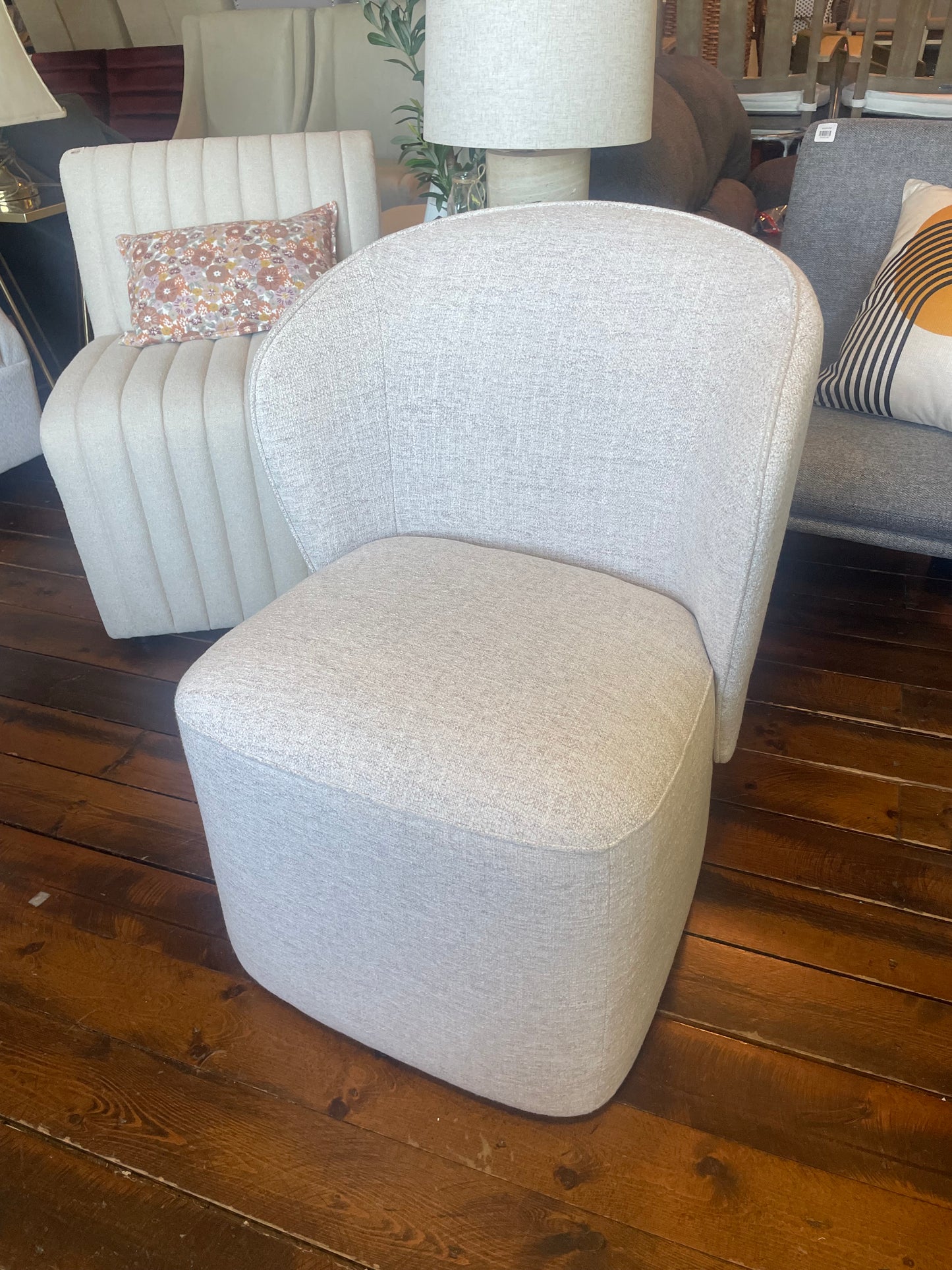 Modern upholstered wheat chair w/ casters 🥂