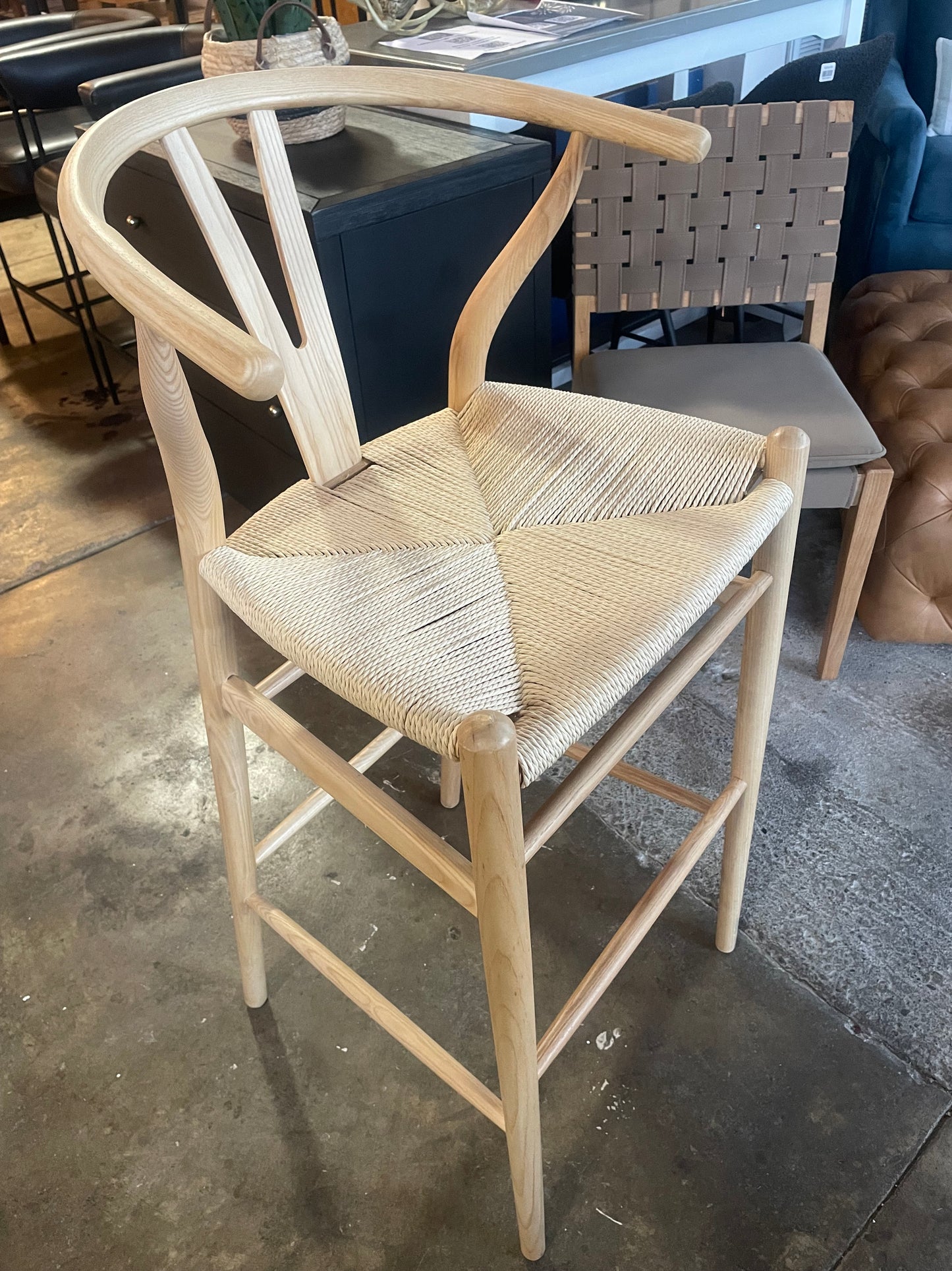 Natural wood barheight stool w/ woven seat🍸