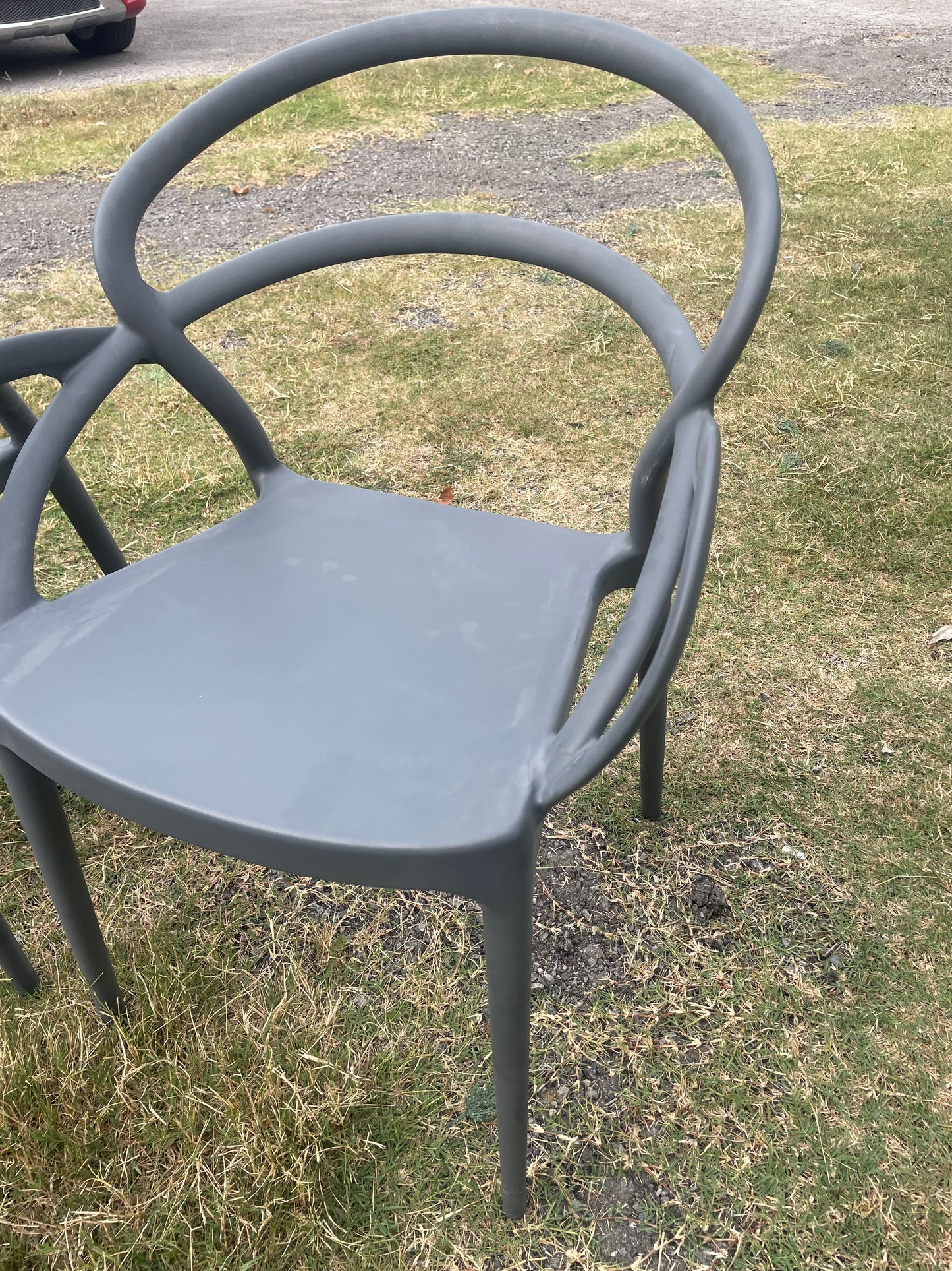 2 grey patio chairs 🩶