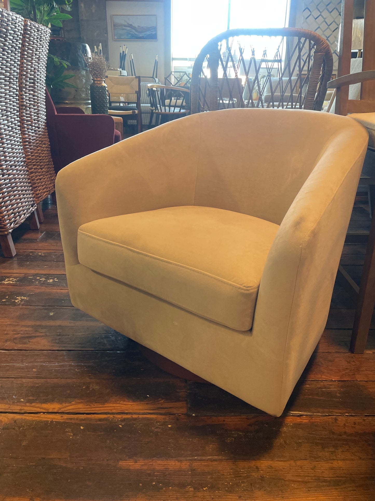 Taupe velvet swivel chair ☕️