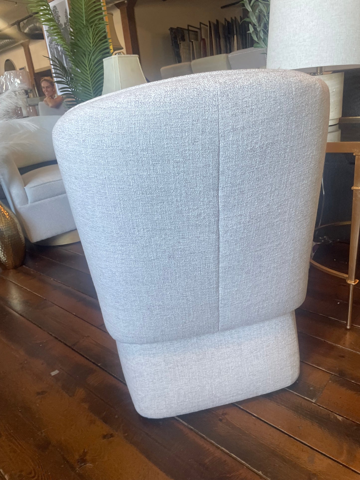 Modern upholstered wheat chair w/ casters 🥂