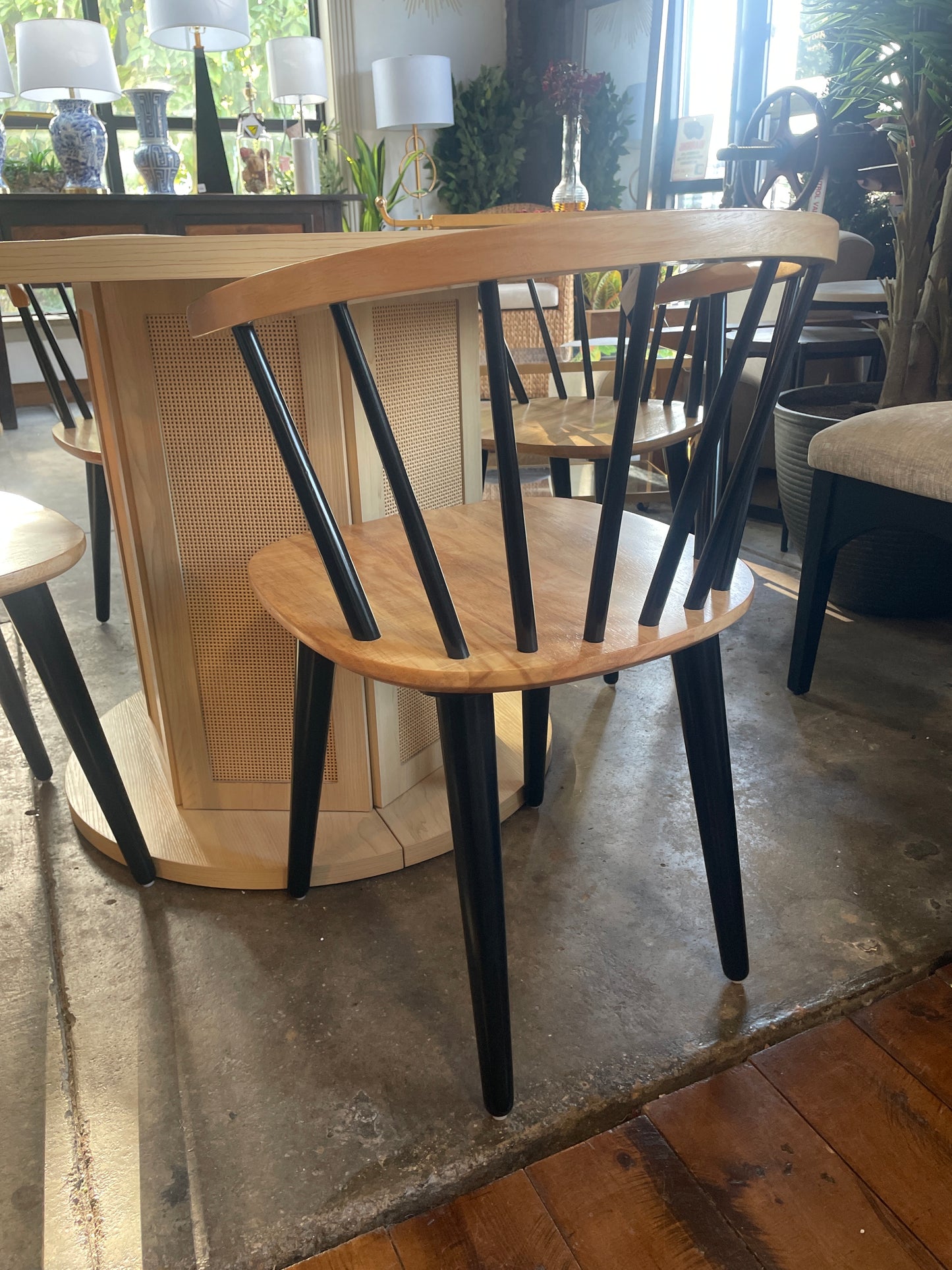Black & natural wood spindle dining chair 🖤