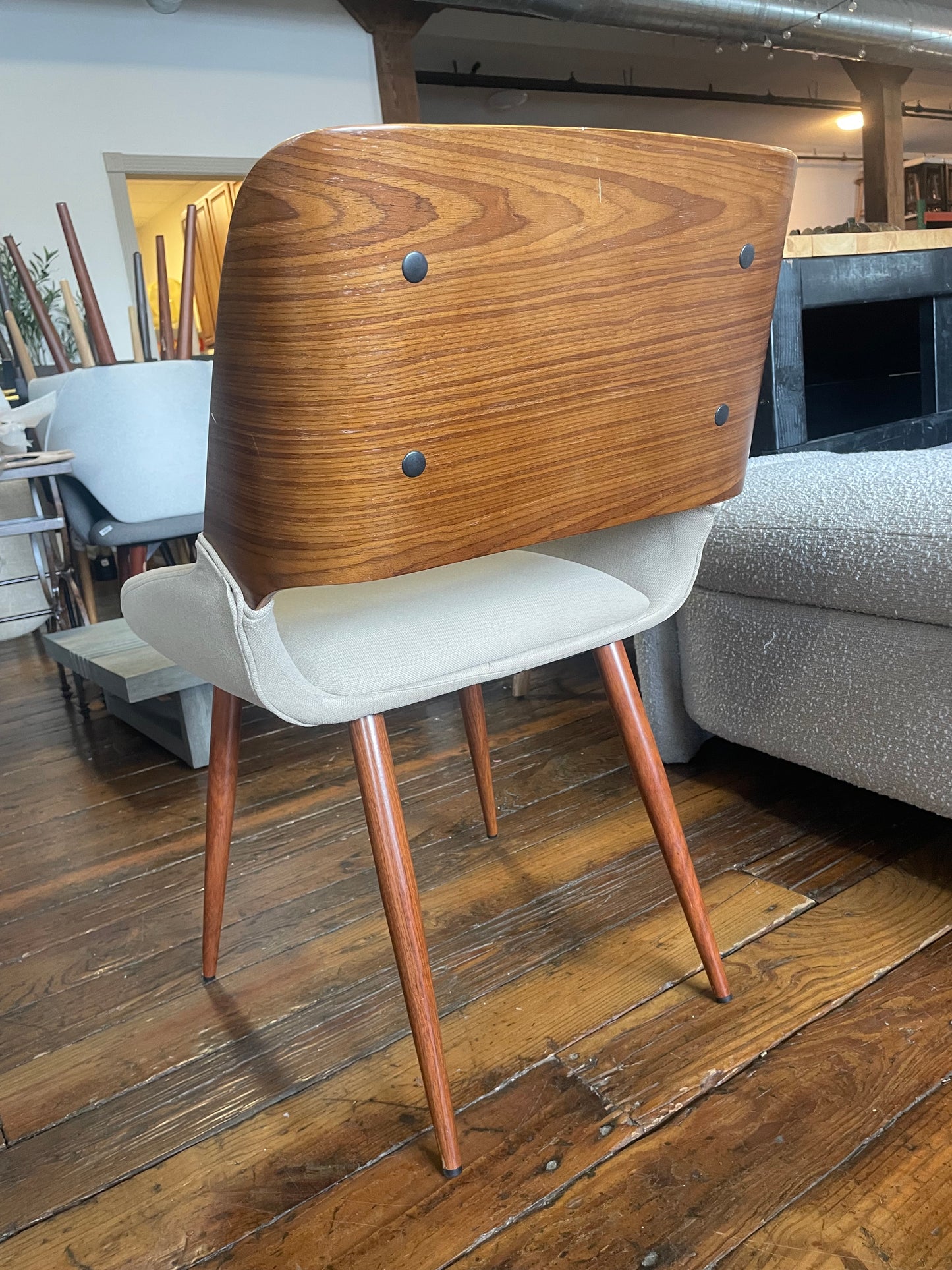 MCM wood & beige upholstered chair 📺