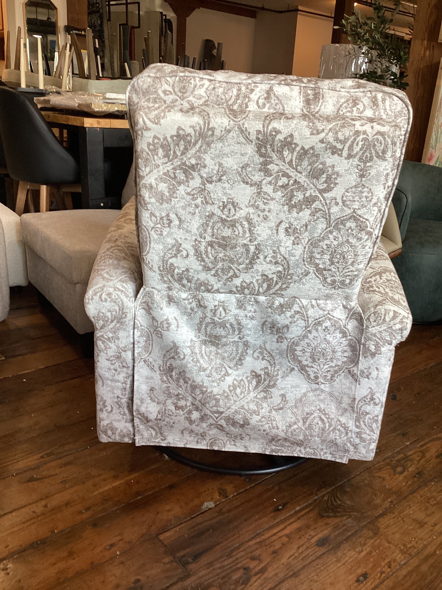 Grey & ivory floral recliner w/ nailhead trim 🩶