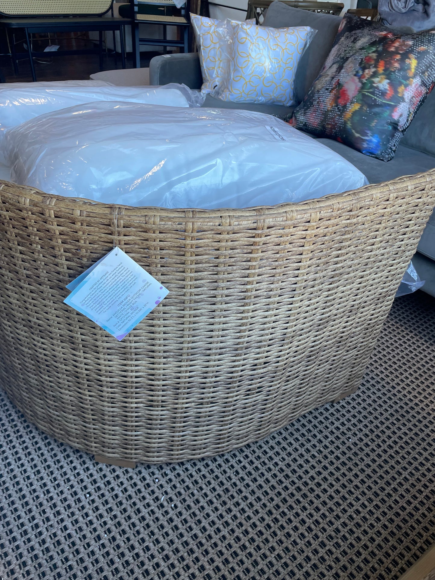 Curved arm rattan wicker chaise w/ arm pillow 🌻