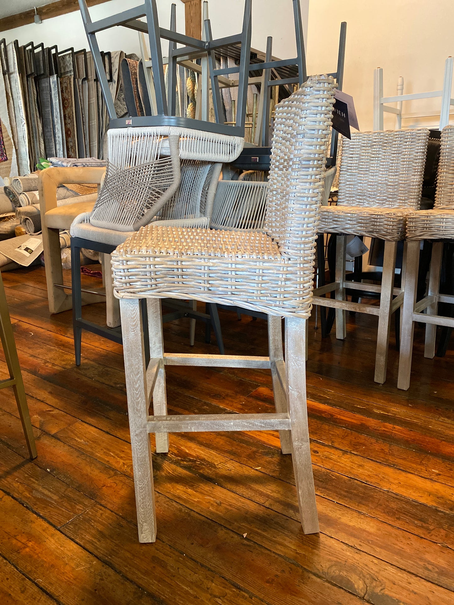 Coastal light grey wicker barheight barstool 🍷