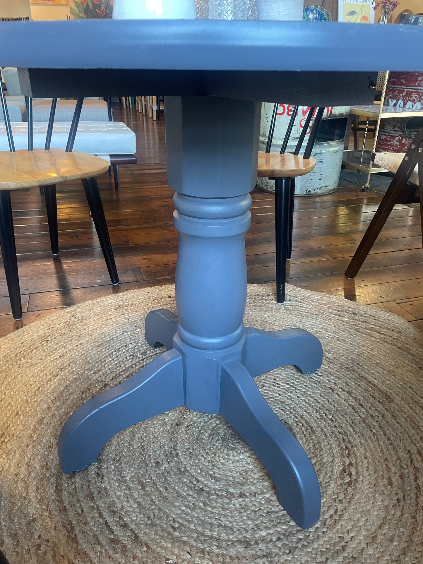 Round 36” solid wood pedestal dining table🌻