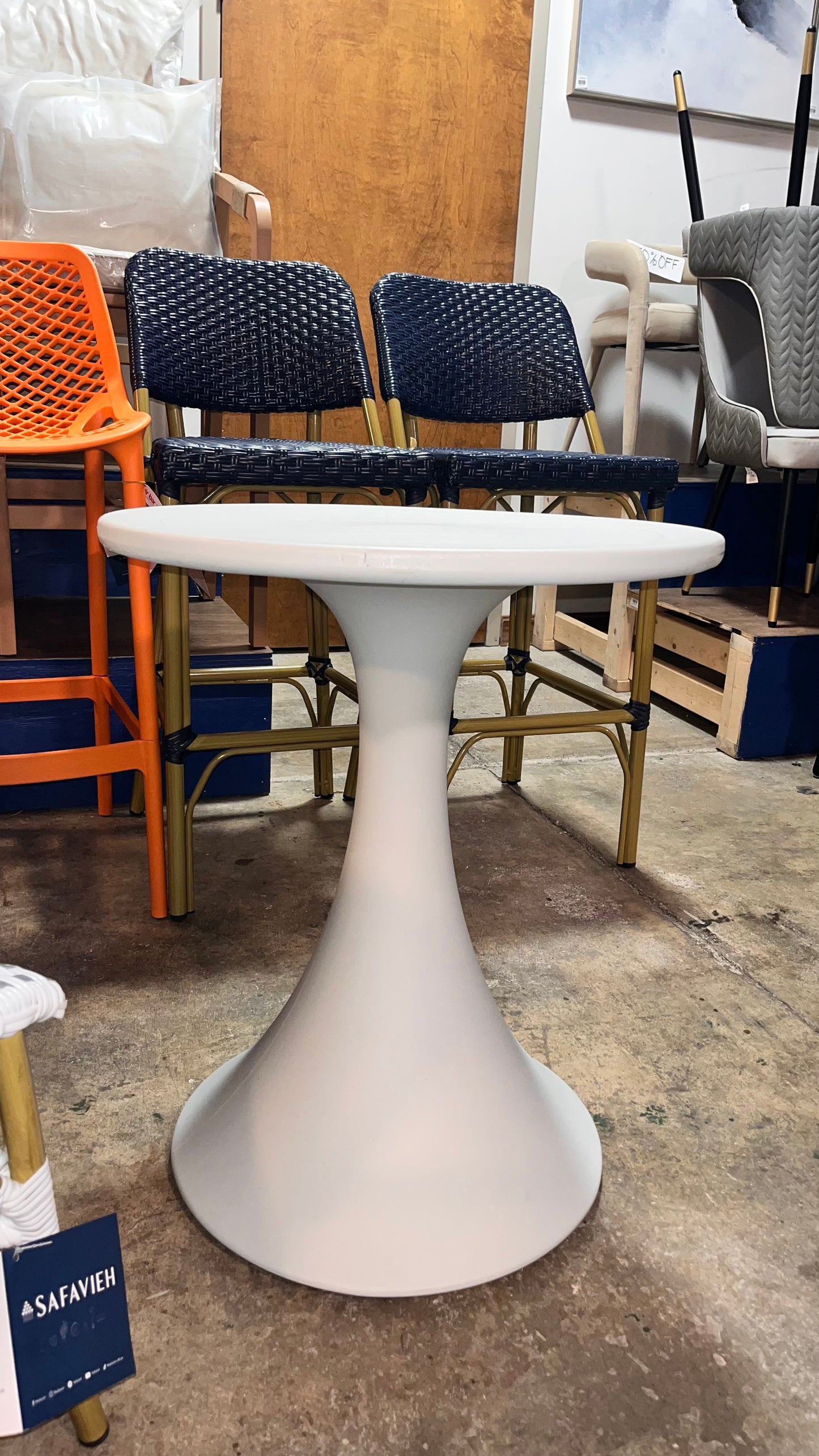 Small round plastic outdoor bistro table 🌳