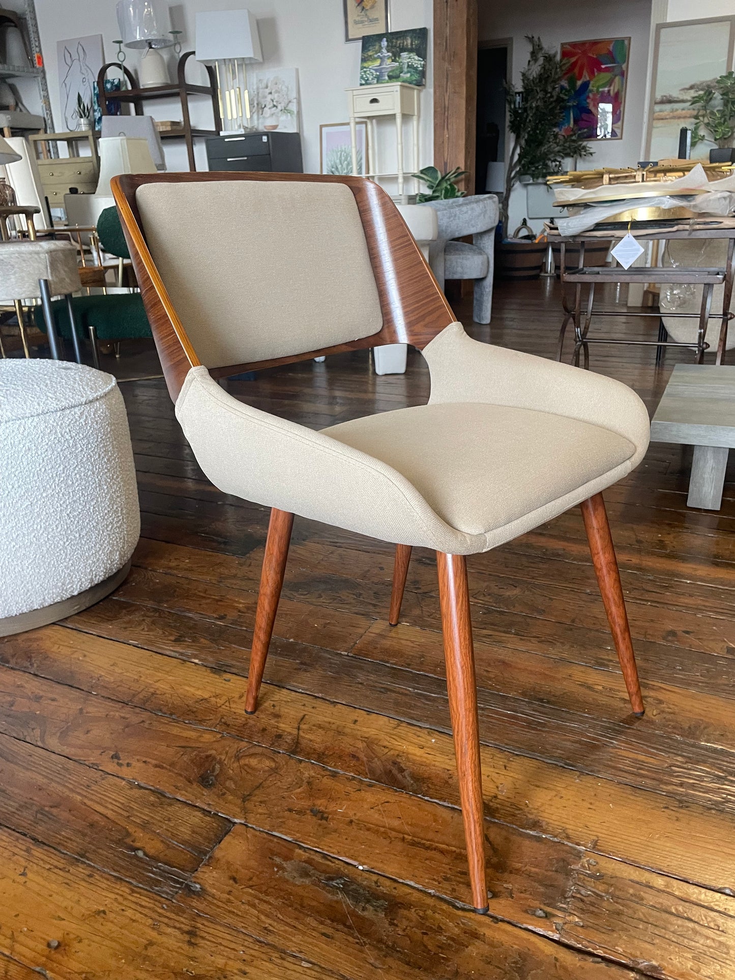 MCM wood & beige upholstered chair 📺
