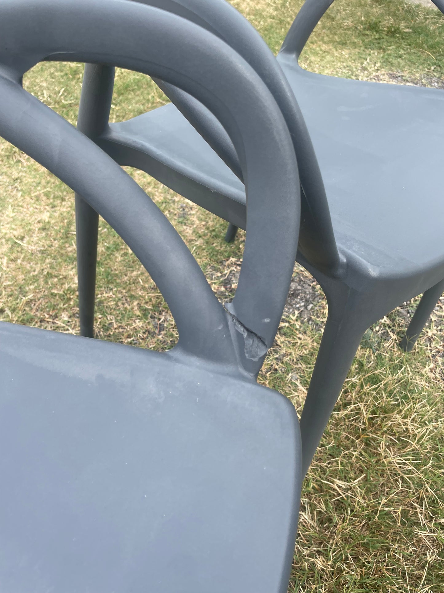 2 grey patio chairs 🩶