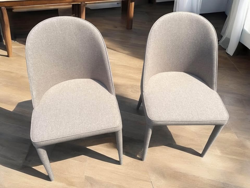 Set of two 18" grey fabric dining chairs🍷