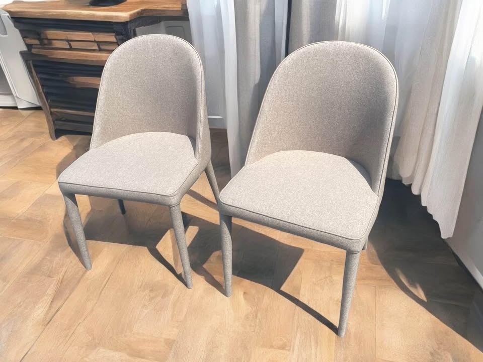Set of two 18" grey fabric dining chairs🍷