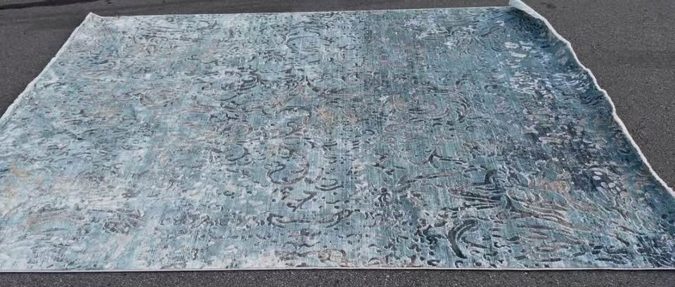 8x10 soft blue & ivory rug w/ fringe π