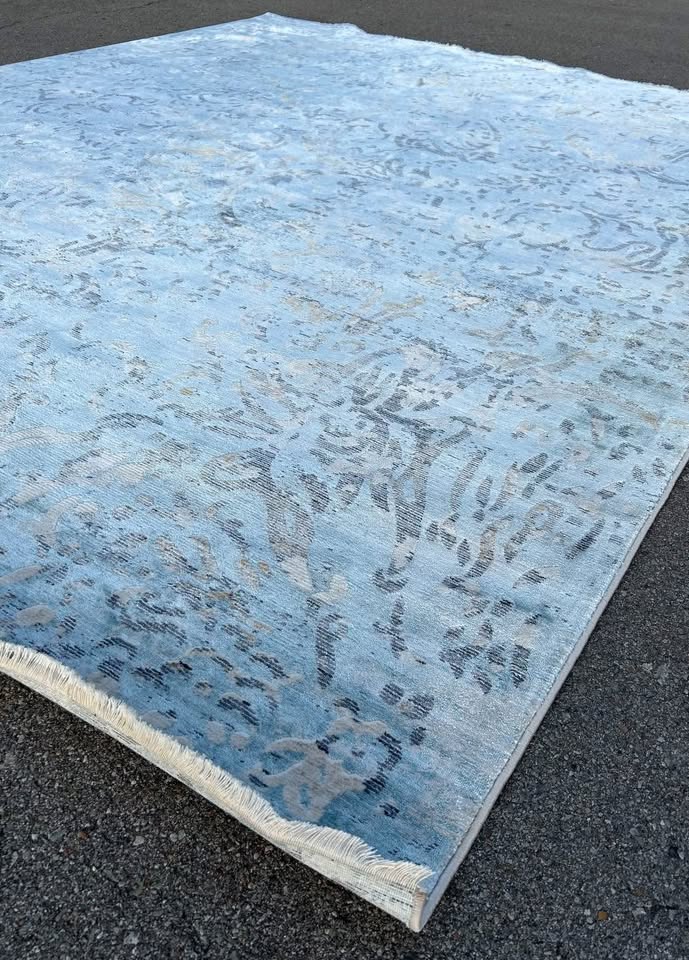 8x10 soft blue & ivory rug w/ fringe π