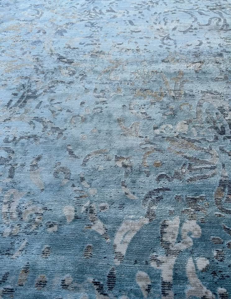 8x10 soft blue & ivory rug w/ fringe π