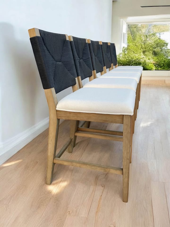 Black seagrass barstool w/ boucle seat 🖤