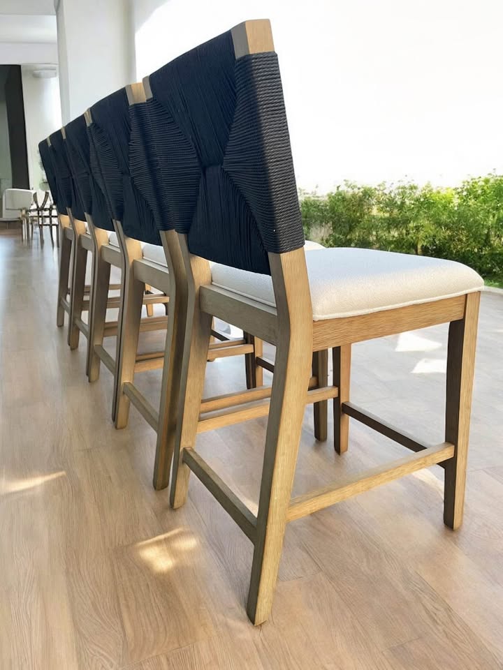Black seagrass barstool w/ boucle seat 🖤