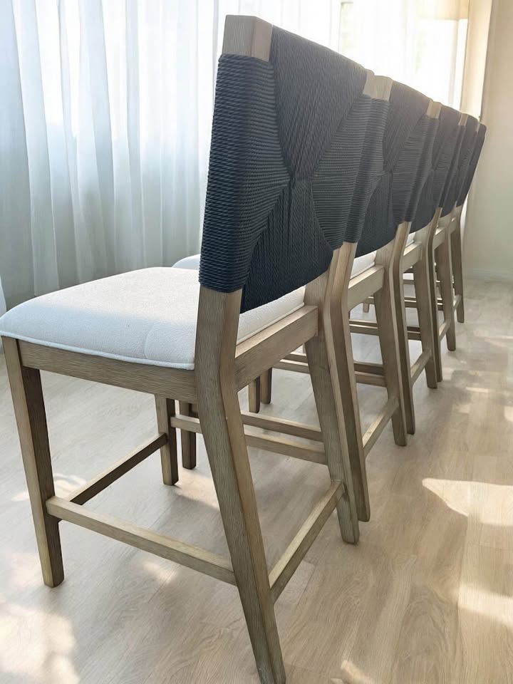 Black seagrass barstool w/ boucle seat 🖤