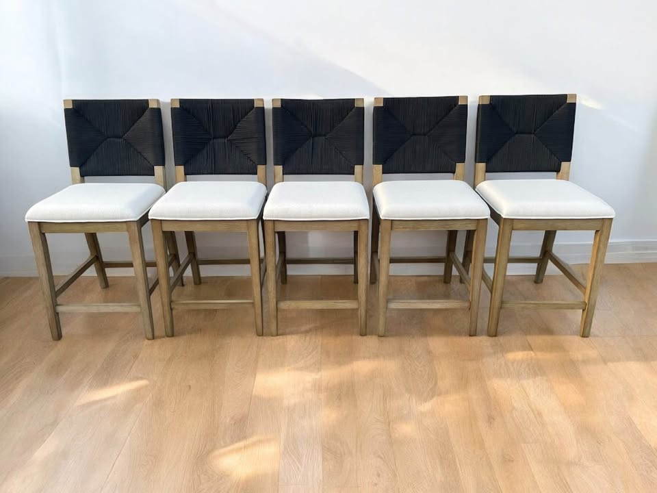 Black seagrass barstool w/ boucle seat 🖤