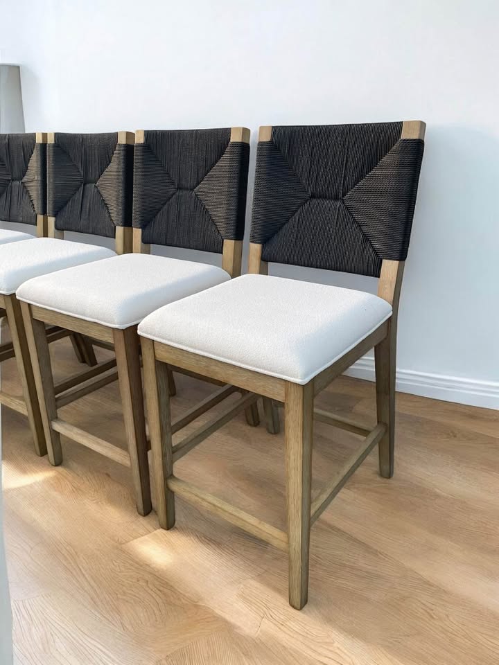 Black seagrass barstool w/ boucle seat 🖤