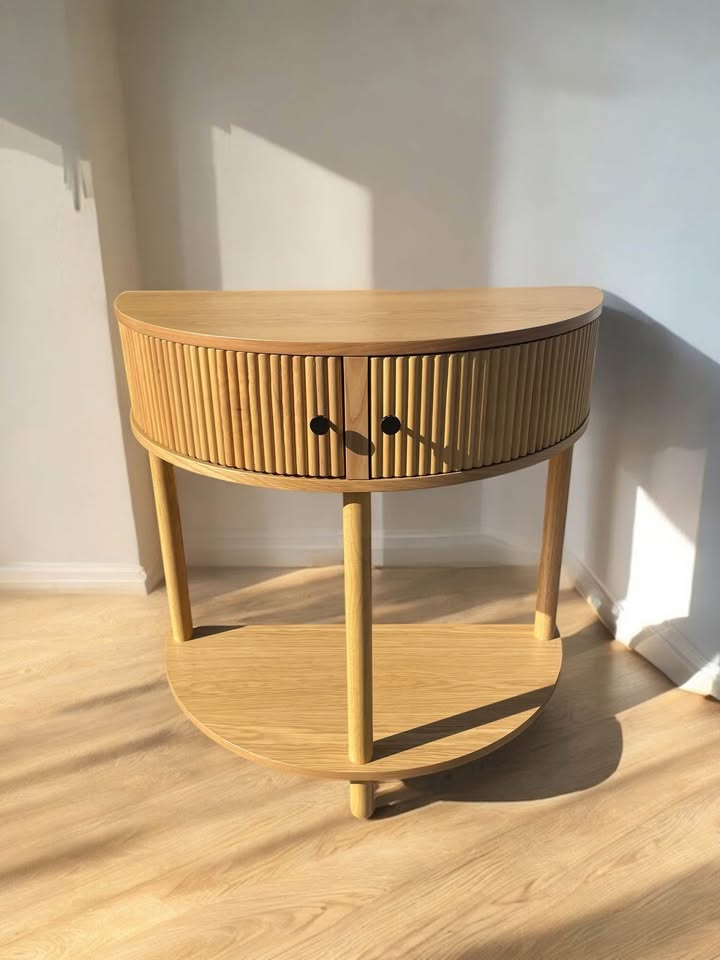 Fluted half moon wood console table 🌻