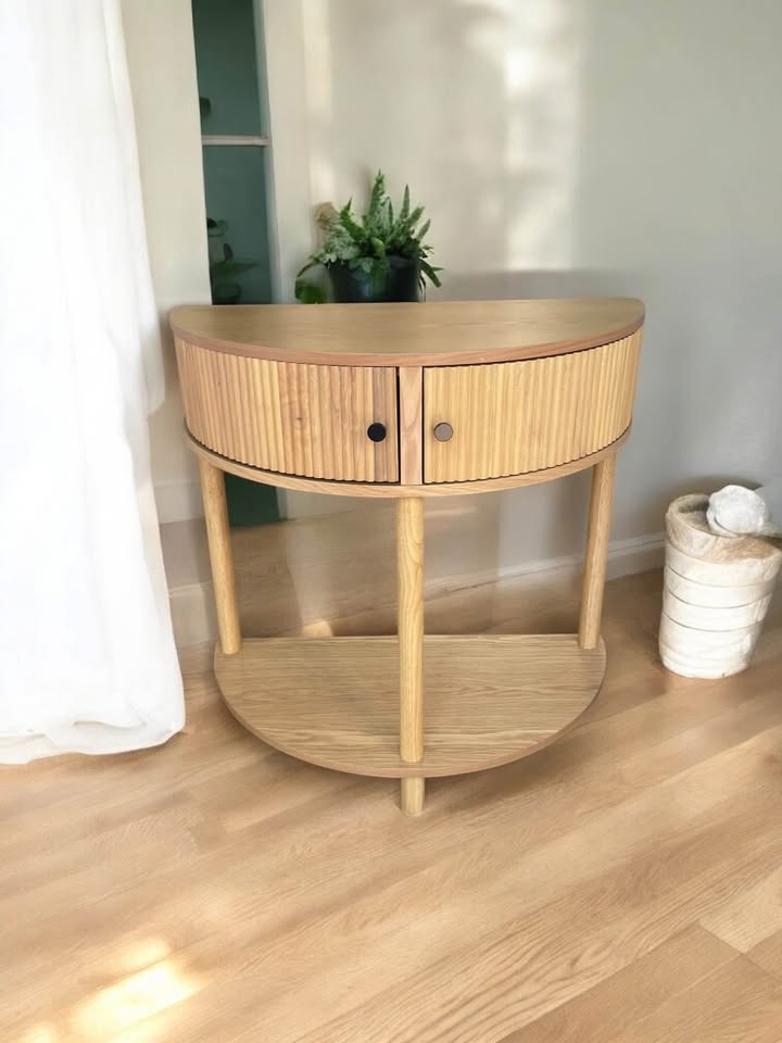 Fluted half moon wood console table 🌻