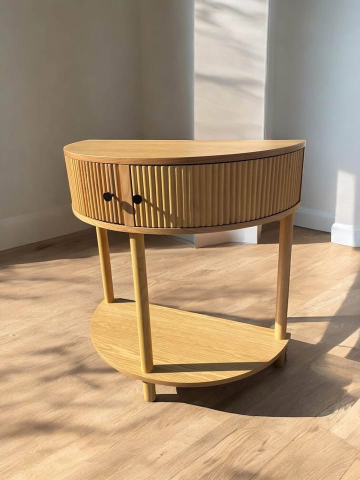 Fluted half moon wood console table 🌻