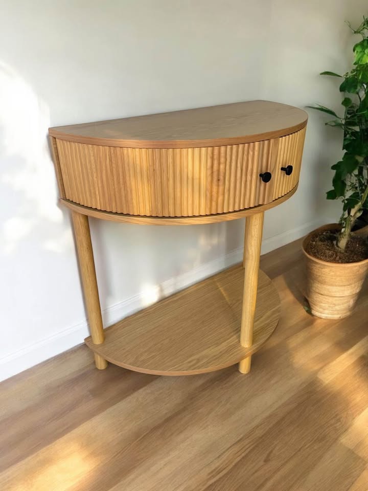 Fluted half moon wood console table 🌻