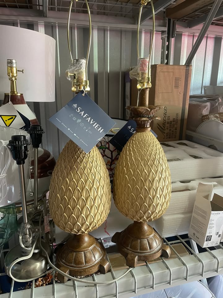 2 funky pineapple lamps 🍍