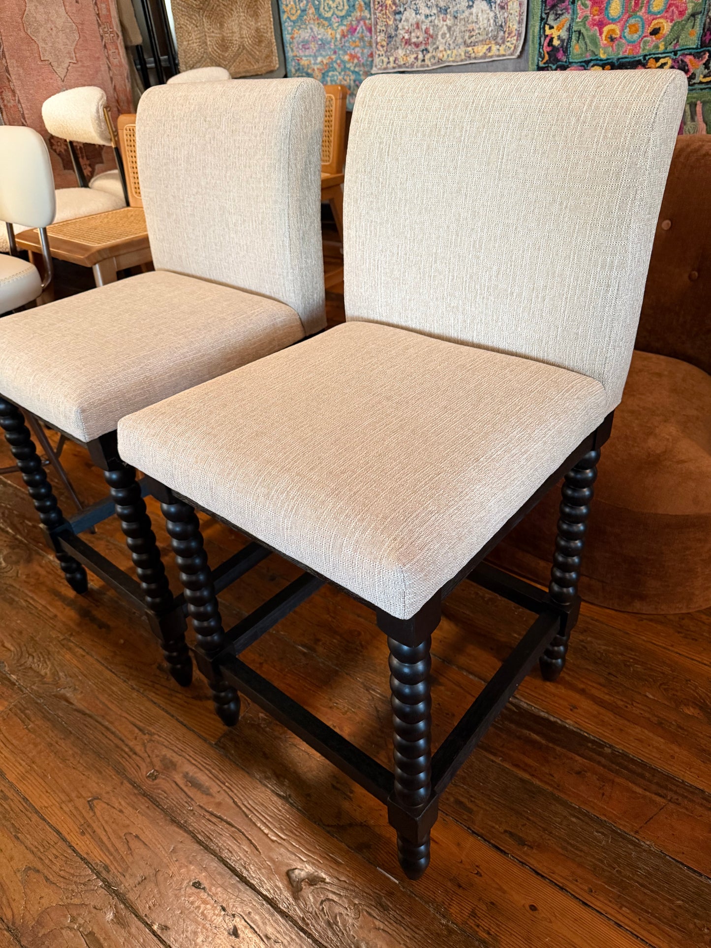Upholstered linen barstool w/ black turned leg 🥂🖤