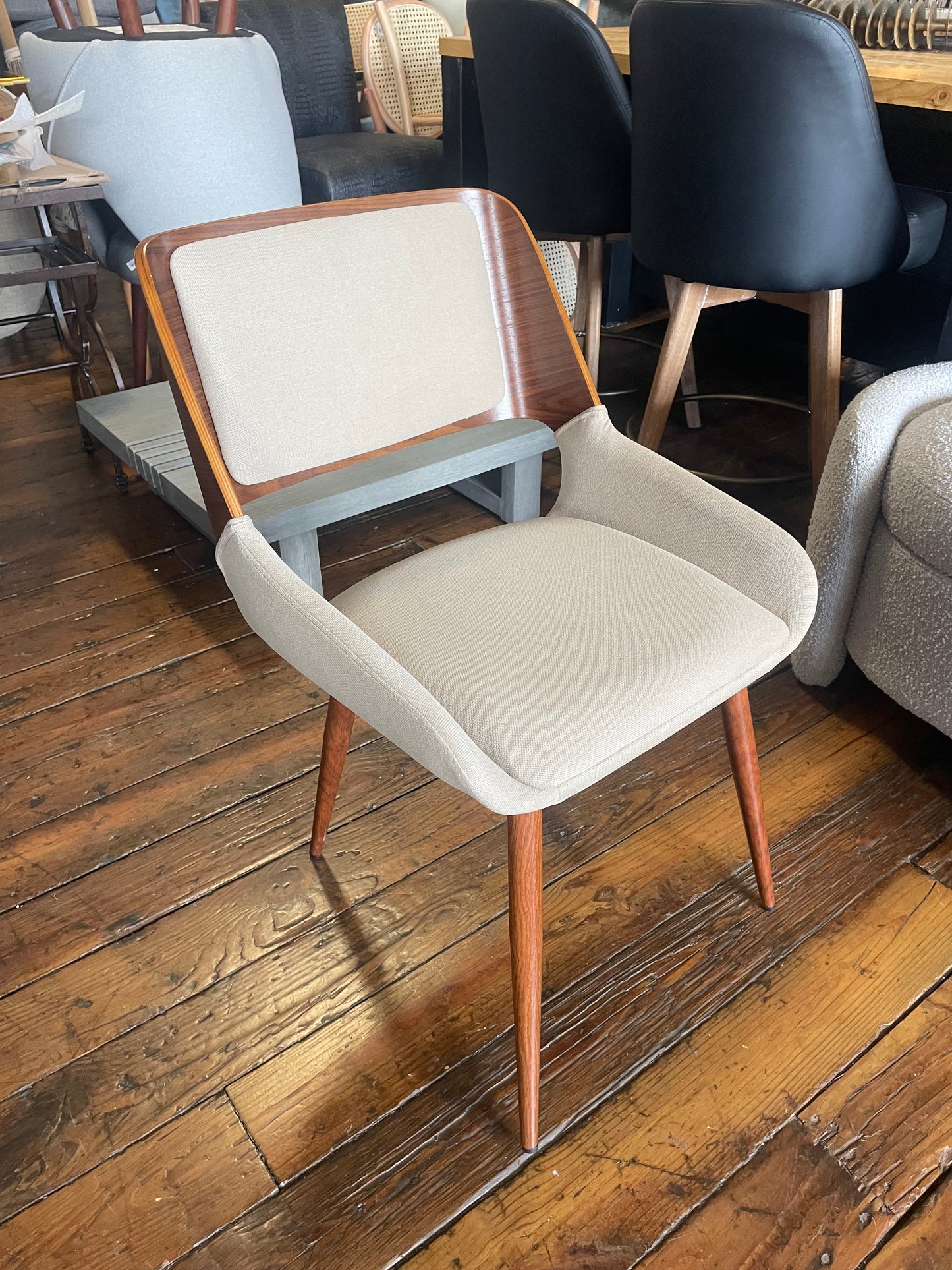 MCM wood & beige upholstered chair 📺