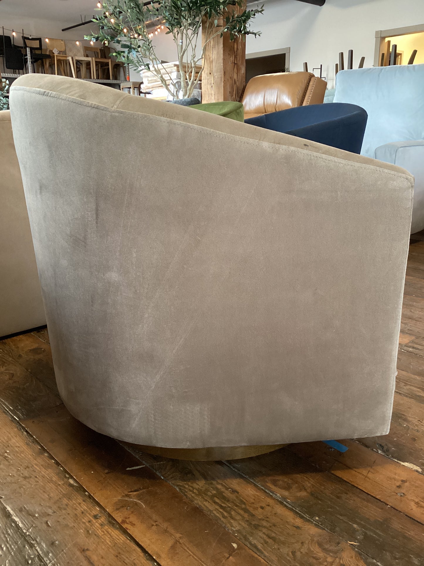Beige velvet swivel barrel armchair ☕