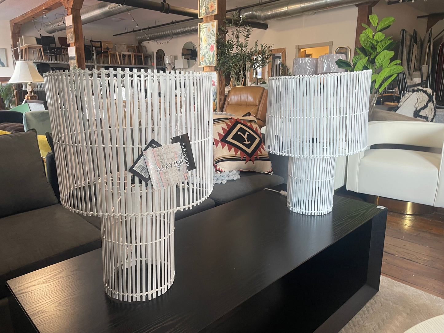 White 25” funky lamp 🤍