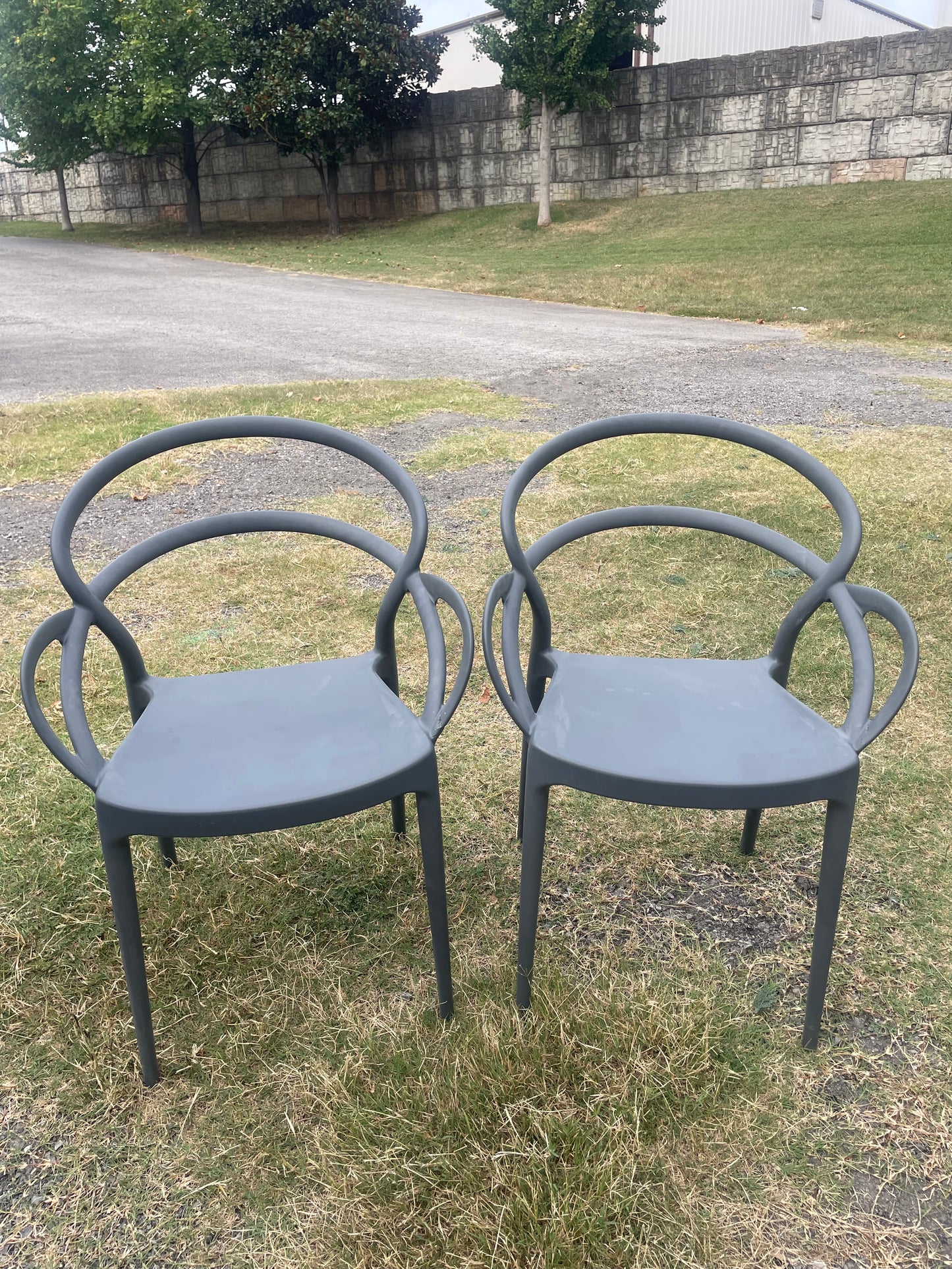 2 grey patio chairs 🩶