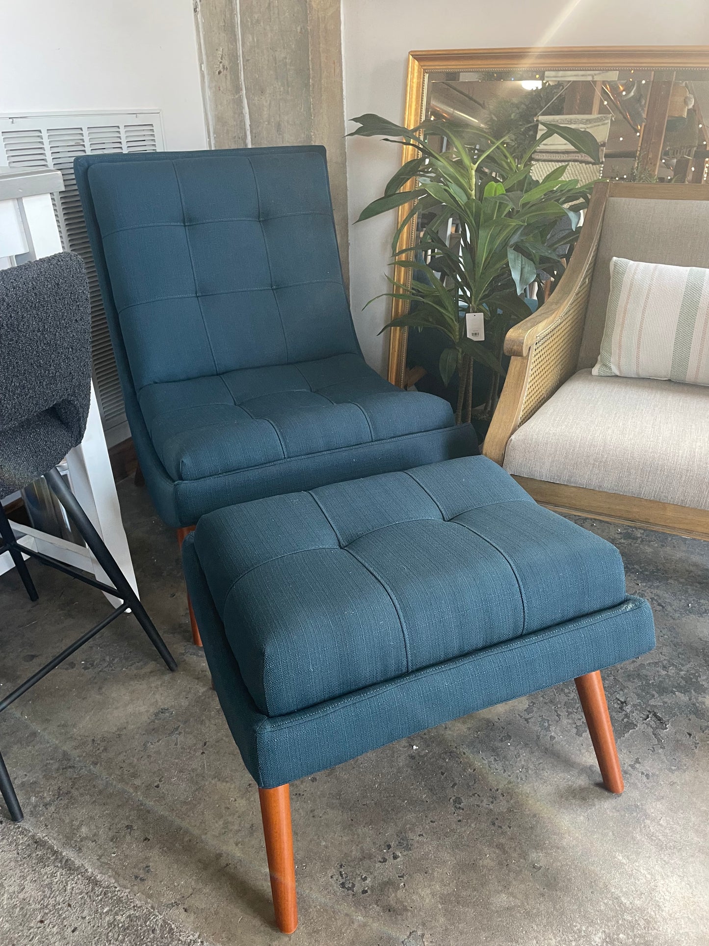 Blue MCM accent chair with ottoman ๐บ