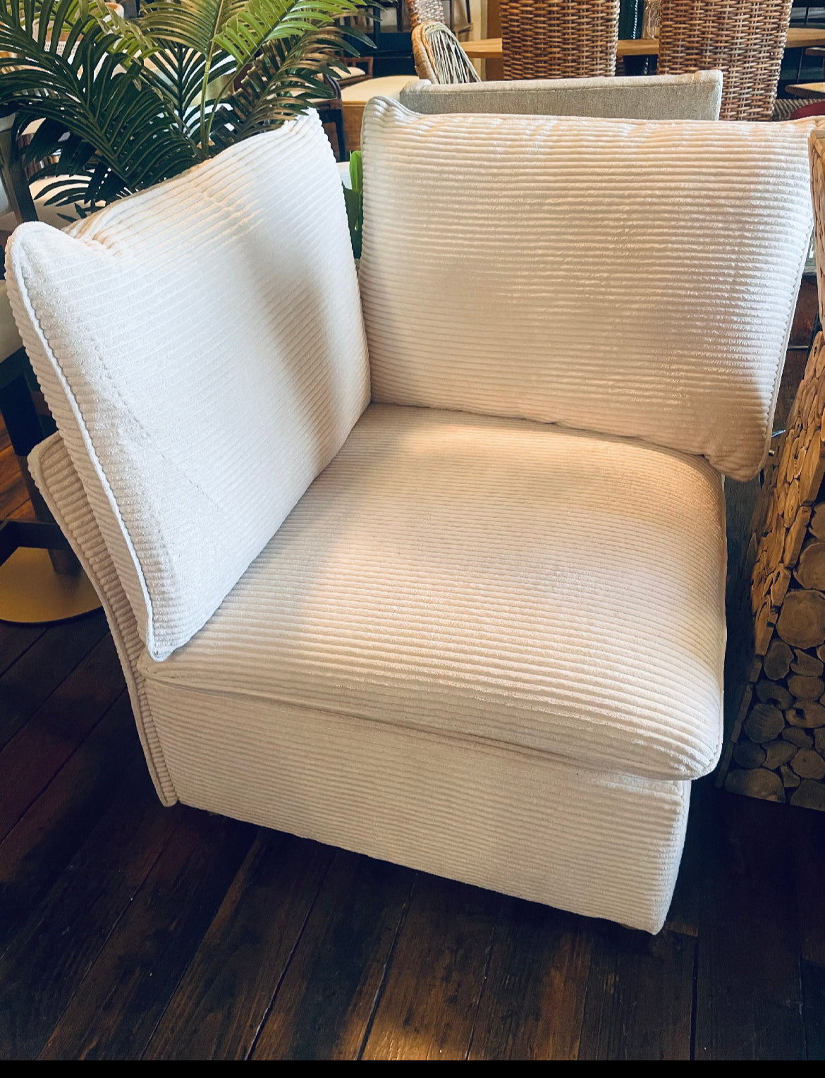 White corduroy corner chair w/ two cushions☕