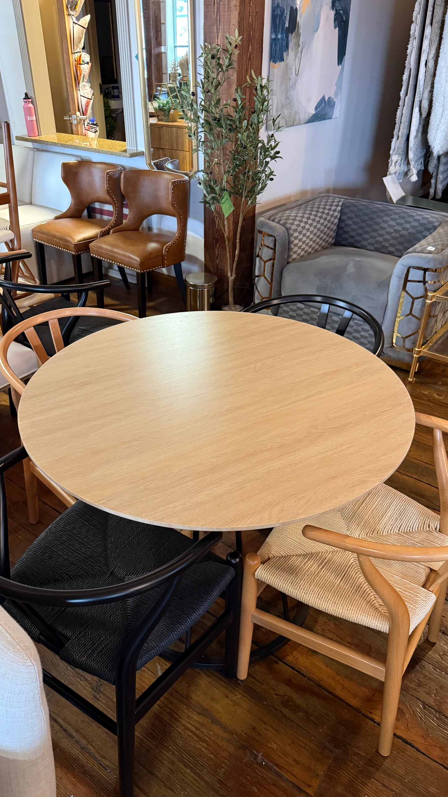 Round light wood dining table w/ black metal base 🍽️