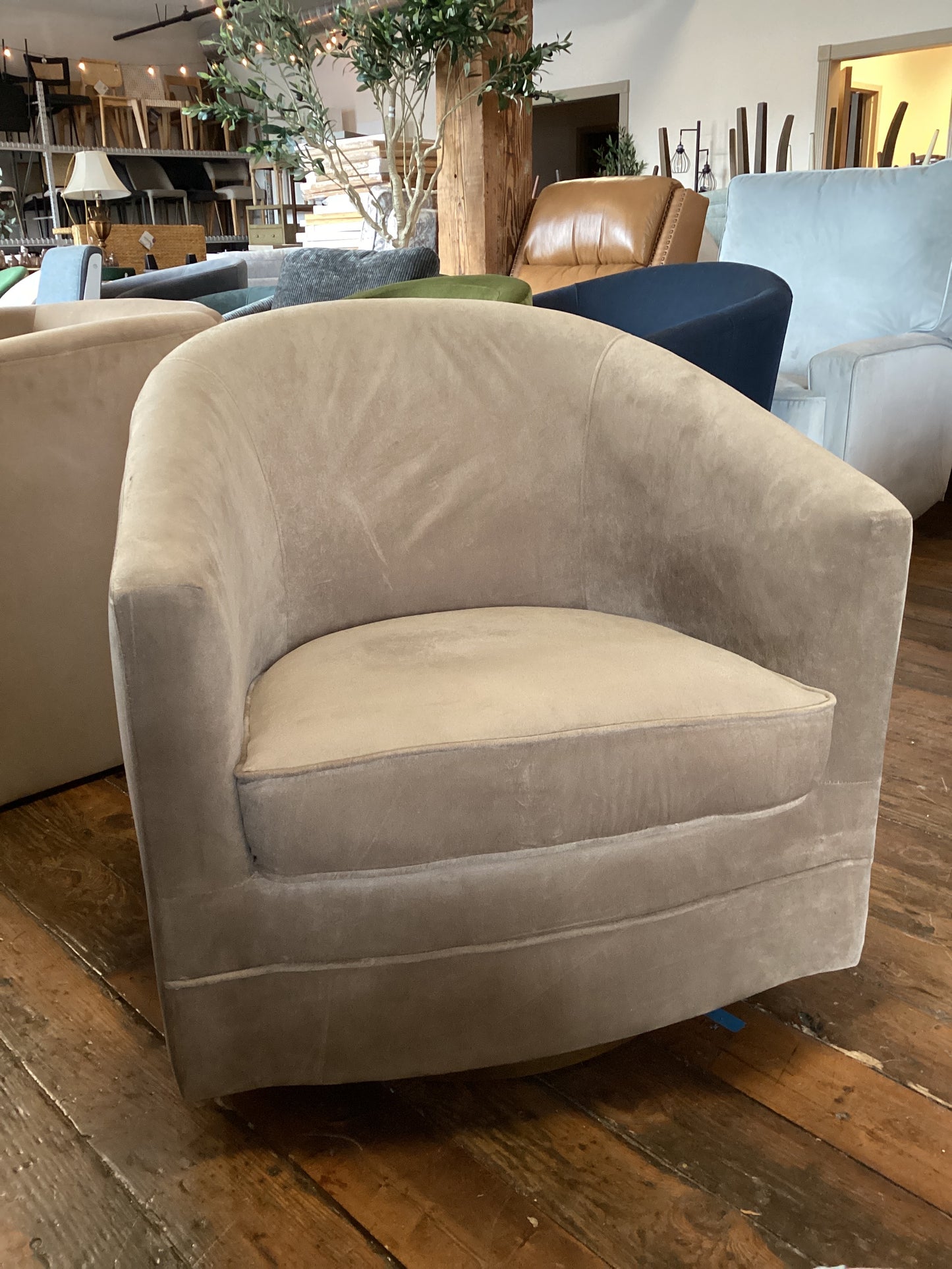 Beige velvet swivel barrel armchair ☕