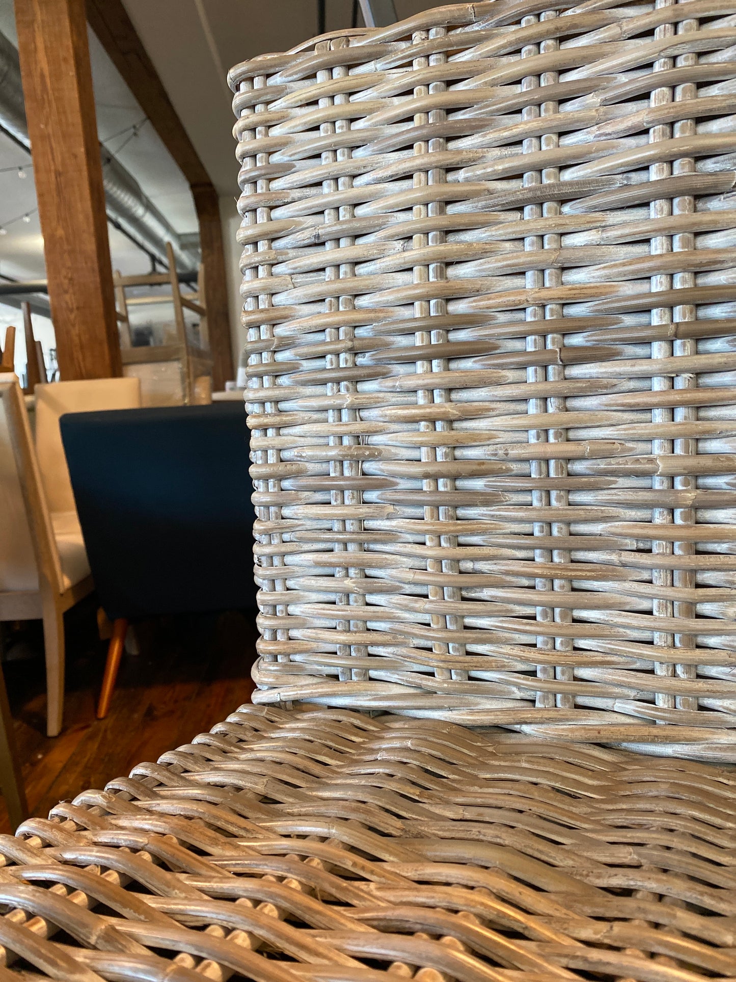 Coastal light grey wicker barheight barstool 🍷