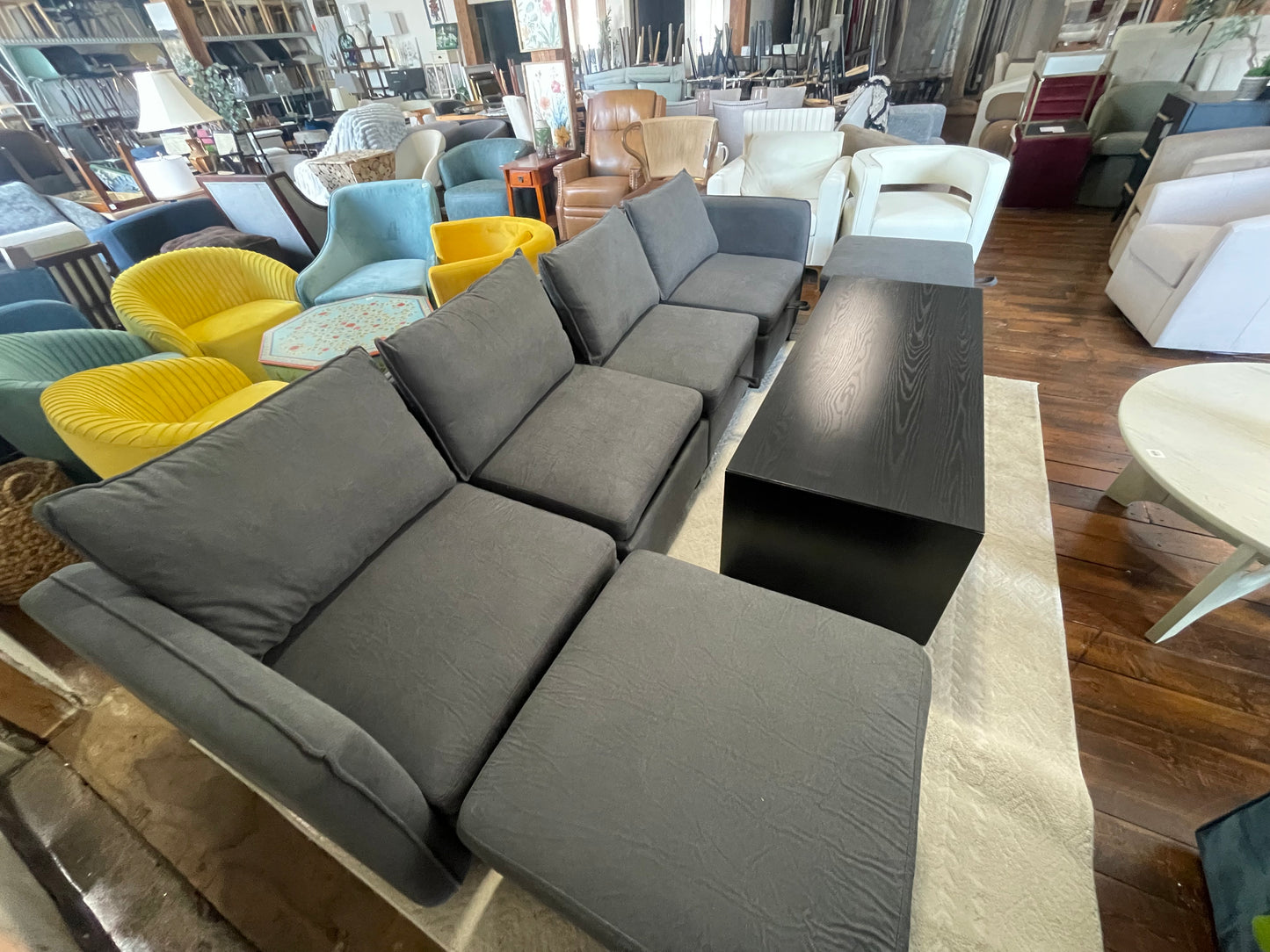 Modular grey sofa w/ ottomans 🩶