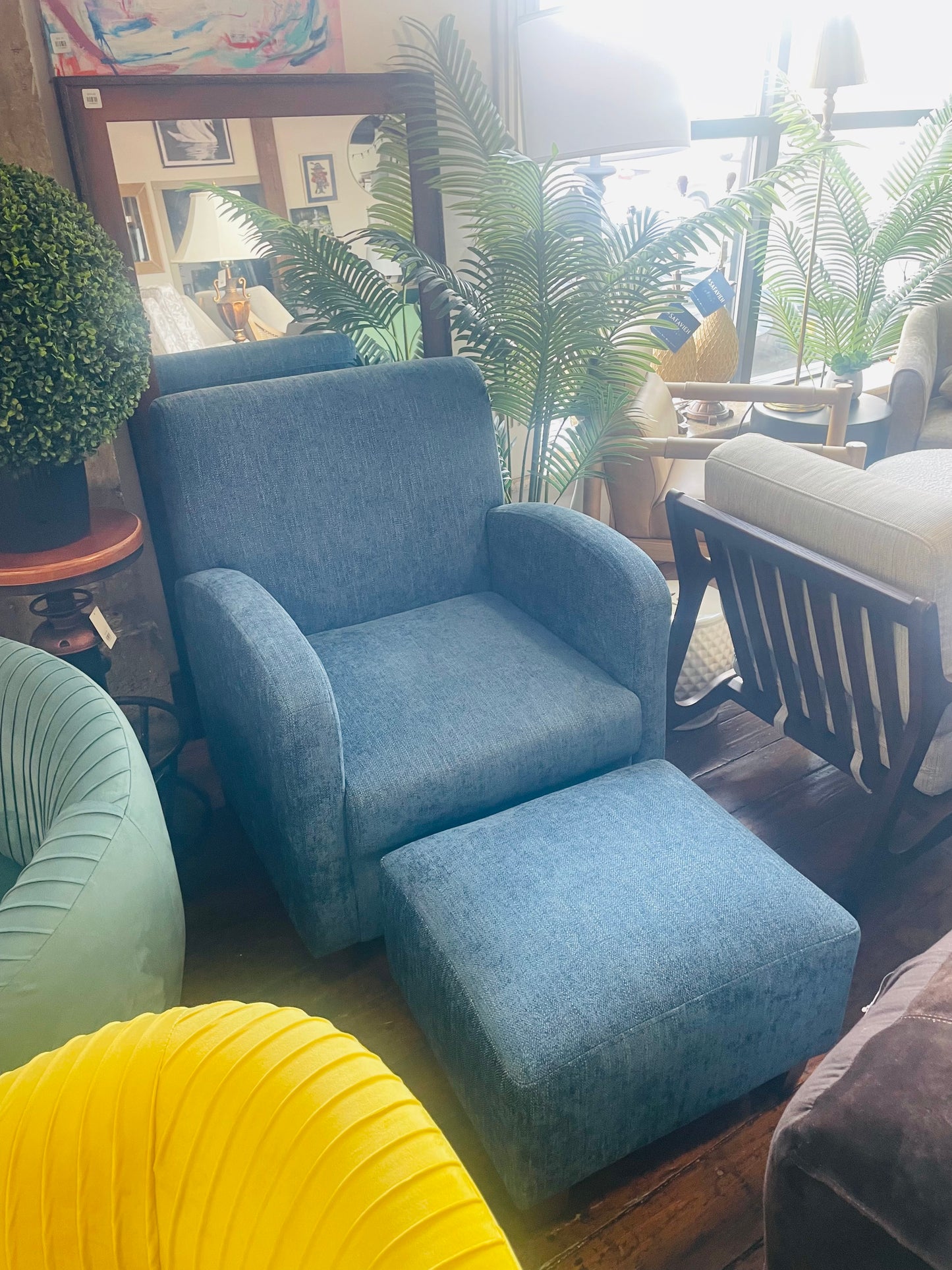 Blue navy herringbone chair w/ ottoman☕