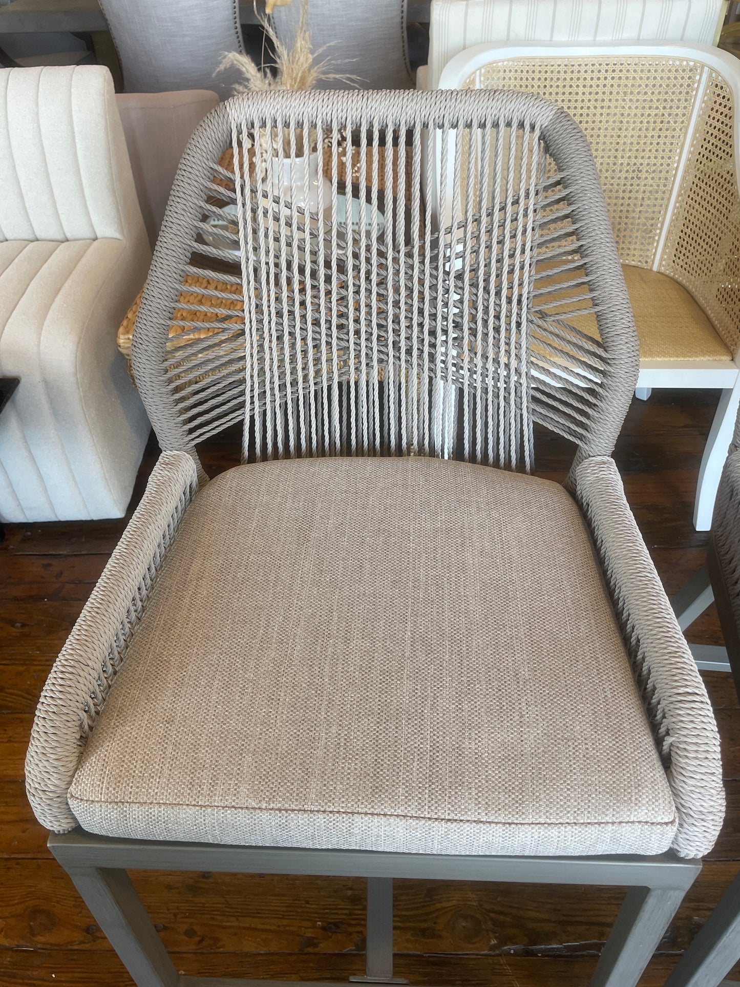 2 woven indoor / outdoor grey counterheight barstools 🩶