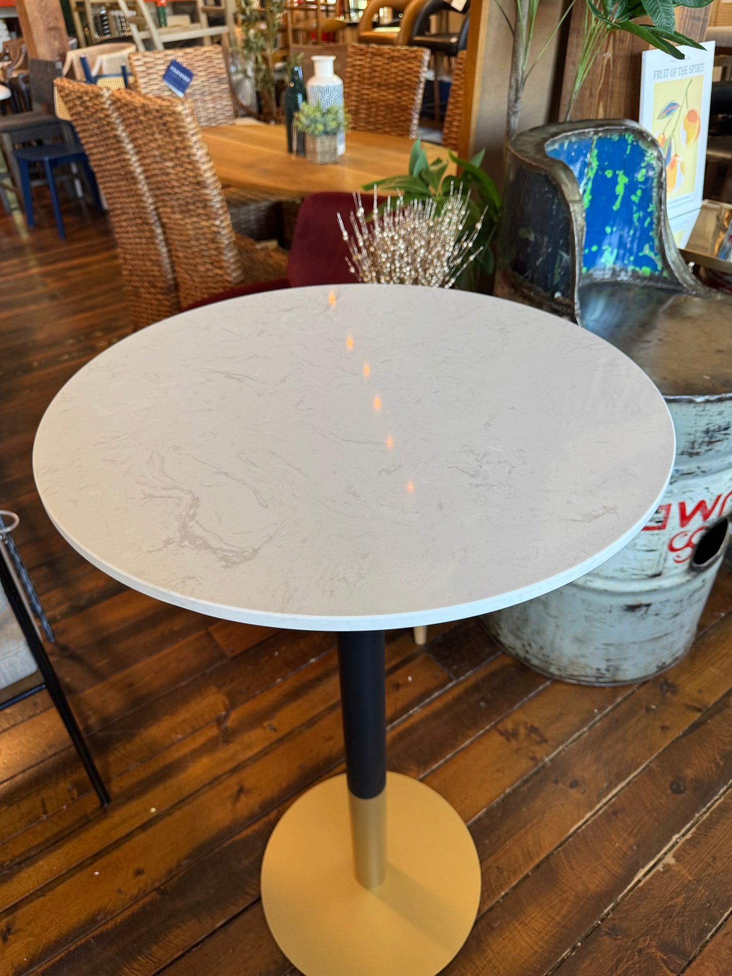 Marble top 24” bistro table w/ black & gold base ✨