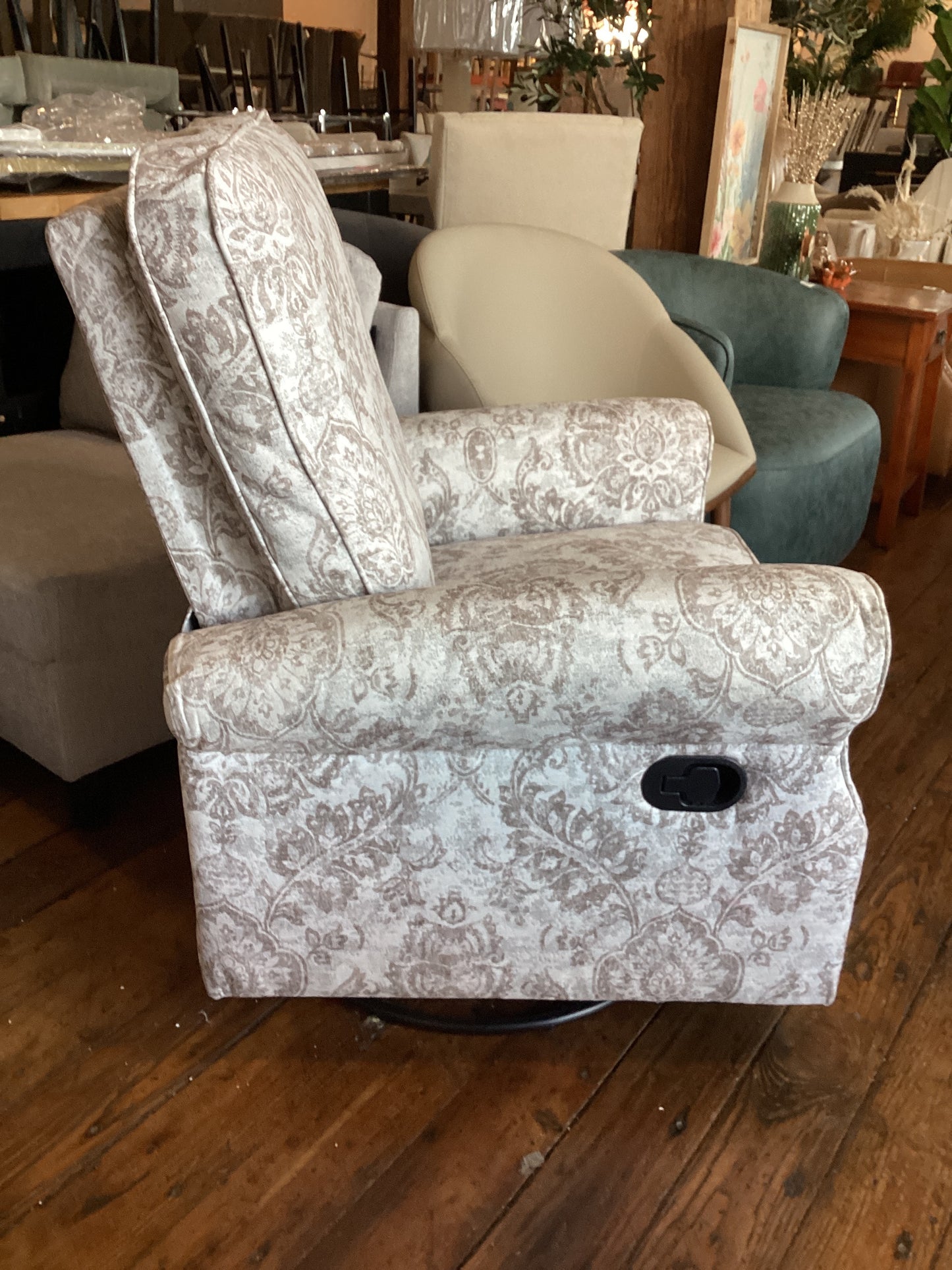 Grey & ivory floral recliner w/ nailhead trim 🩶