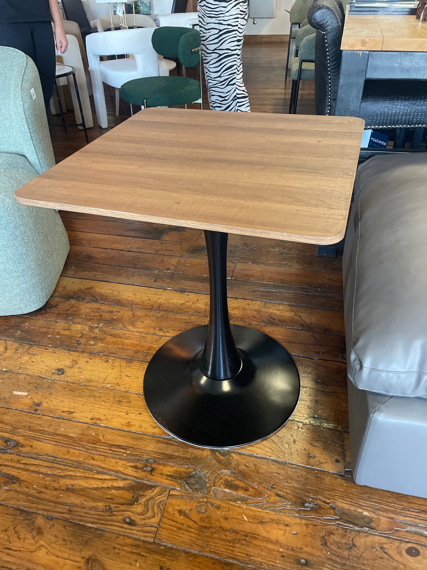 Small brown dining tulip table w/ black base 🍽️