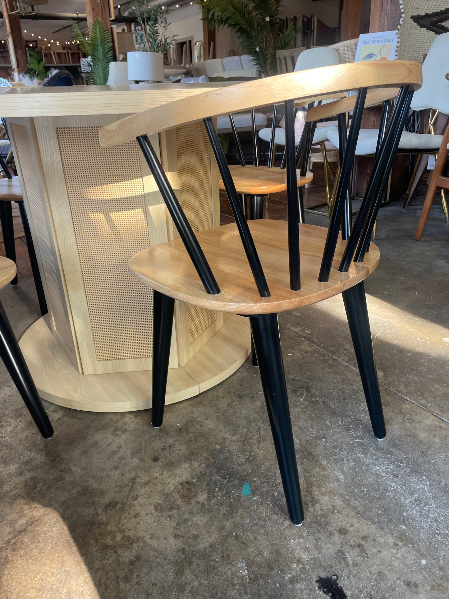 Black & natural wood spindle dining chair 🖤