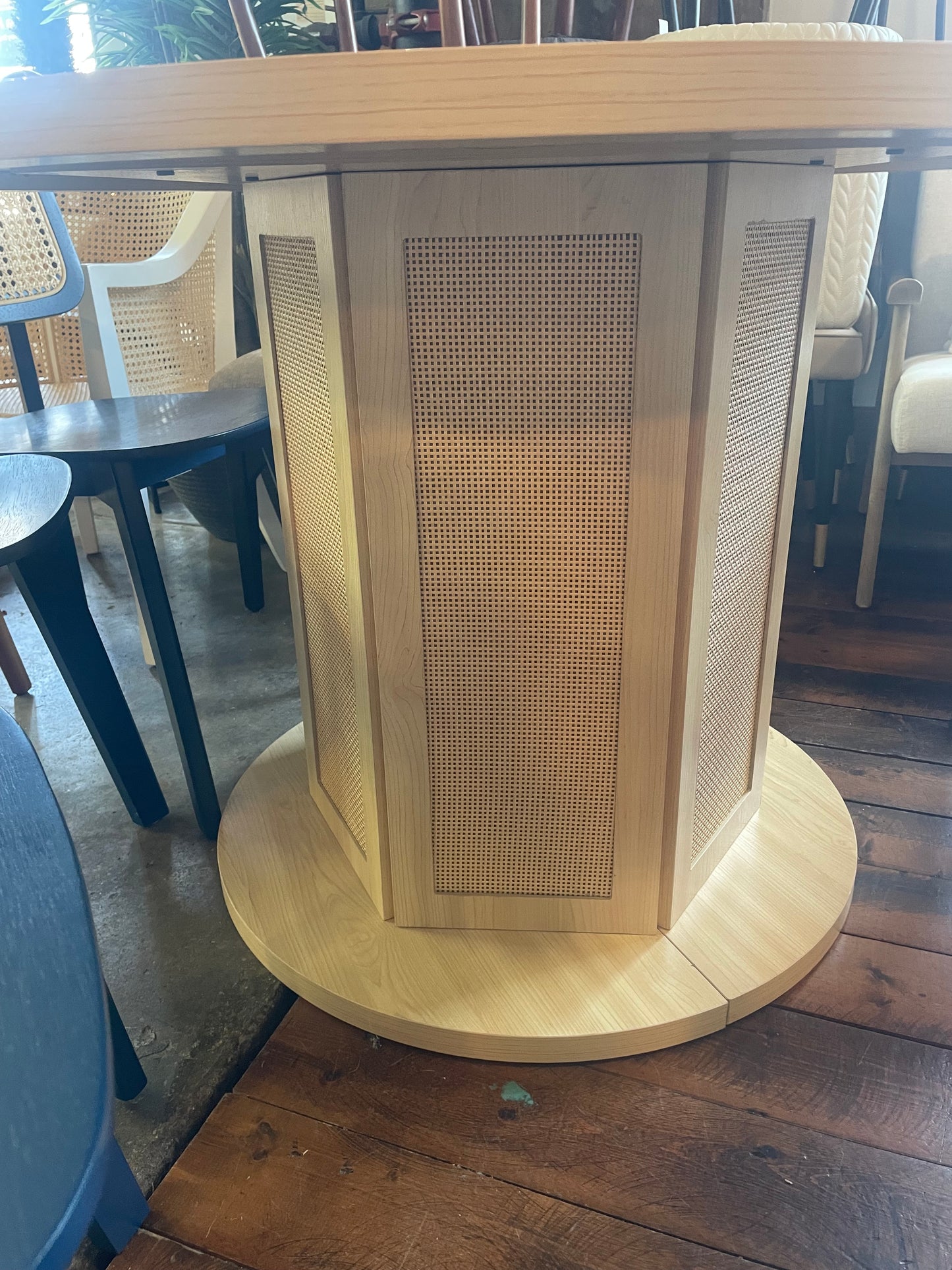 Round light wood pedestal table 🪴