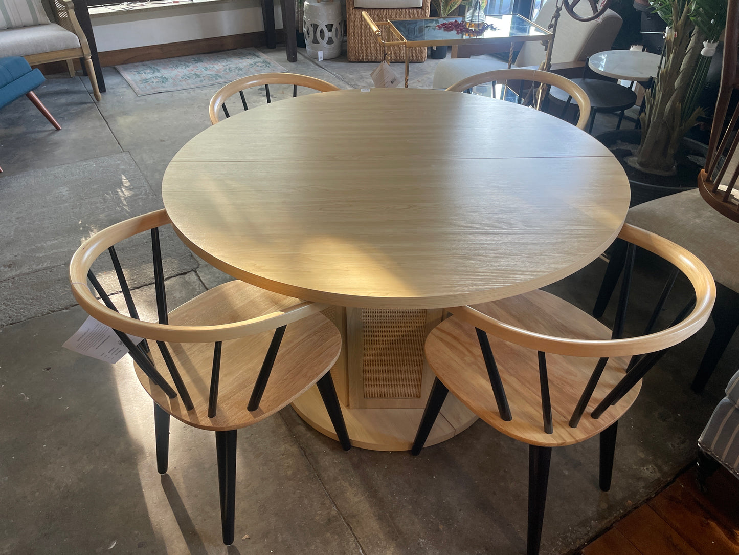 Black & natural wood spindle dining chair 🖤