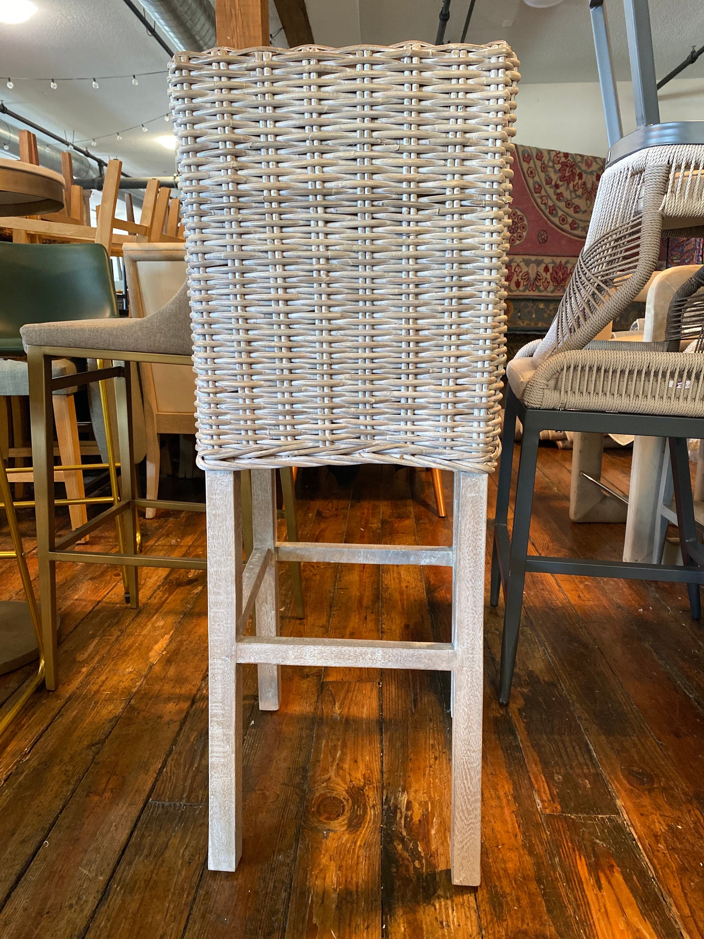 Coastal light grey wicker barheight barstool 🍷