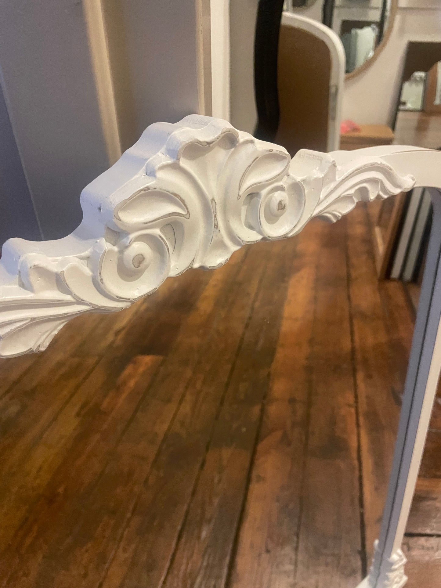 Arched white wood decorative mirror 🤍